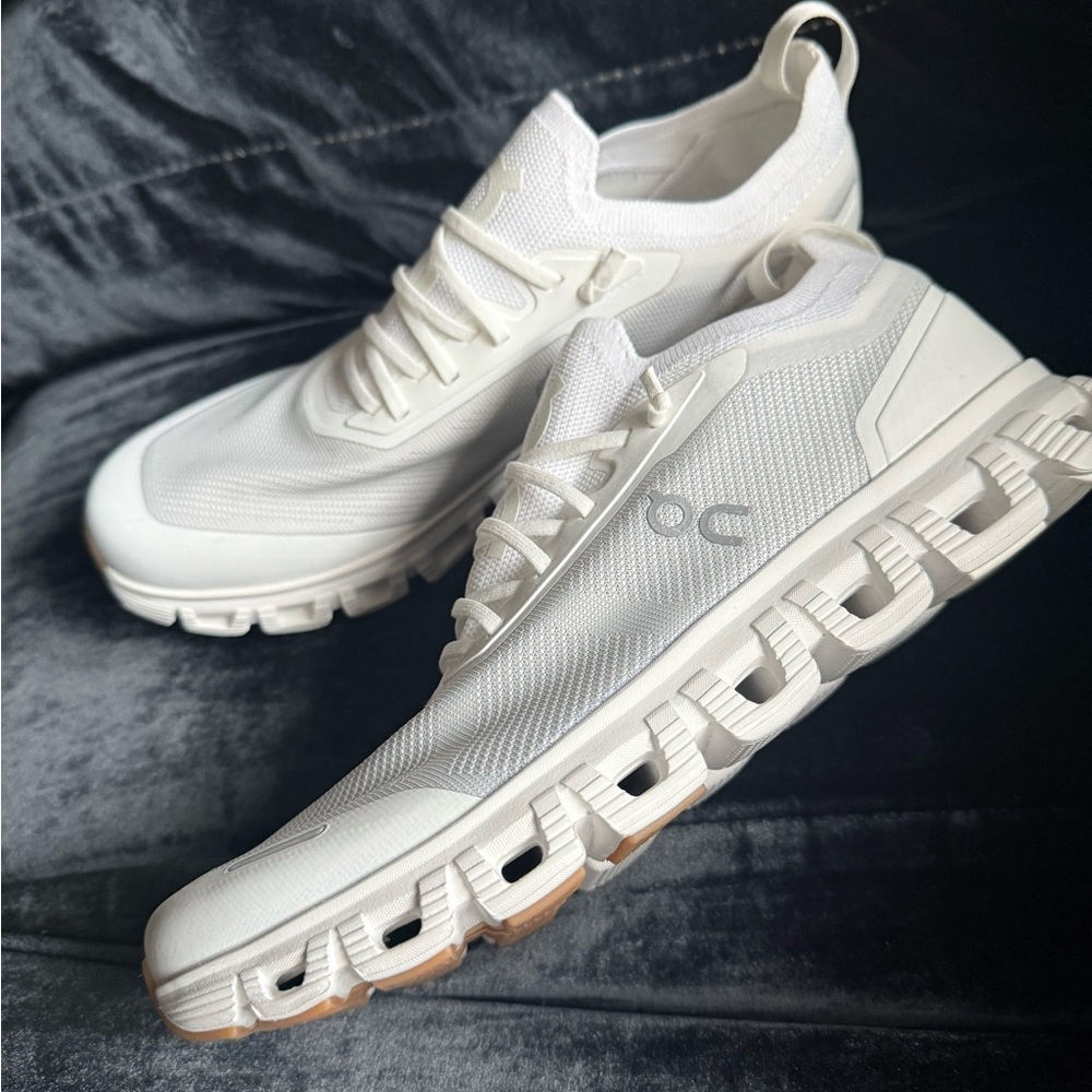 On Cloud 6 Versa Size W/ size 9.5 Color: White/ White